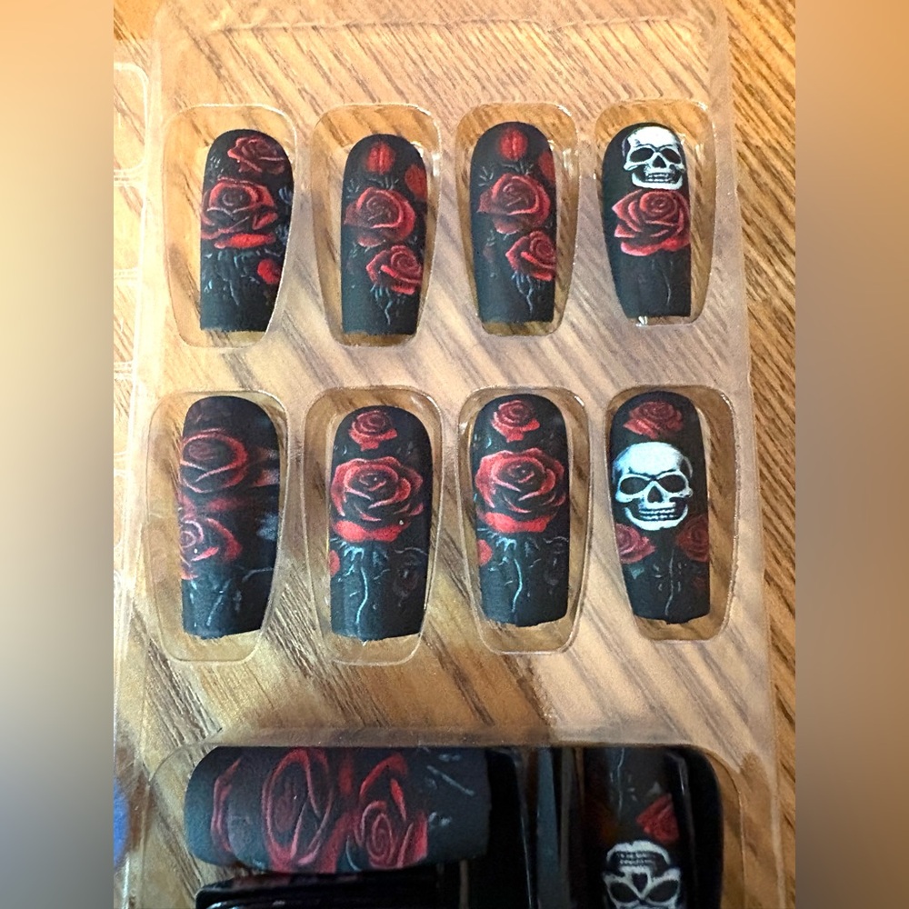 🆕Black and Red Rose Skull Stick On Nail Set. 24 Pieces.